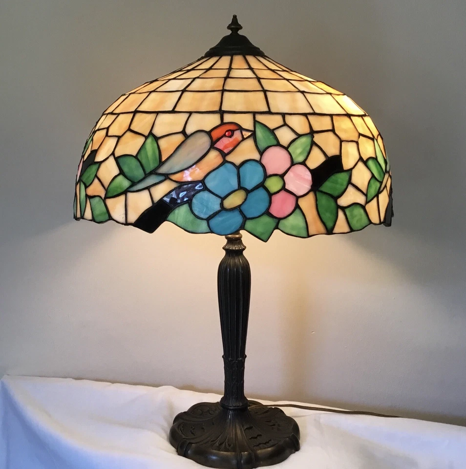 Abajur de vidro com chumbo raro antigo PÁSSAROS E FLORES assinado Miller - Imagem 3 de 4