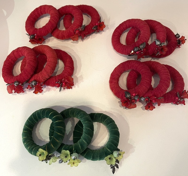 15 VINTAGE CHRISTMAS 3" VELVET WRAPPED WREATH NAPKIN HOLDERS ~ 12 RED & 3 GREEN