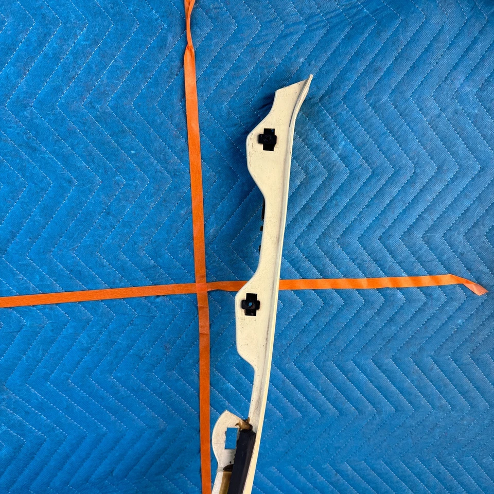 Panel de acabado de parachoques delantero Chrysler Maserati 1989-1991 con moldura OEM Foto 2 de 4