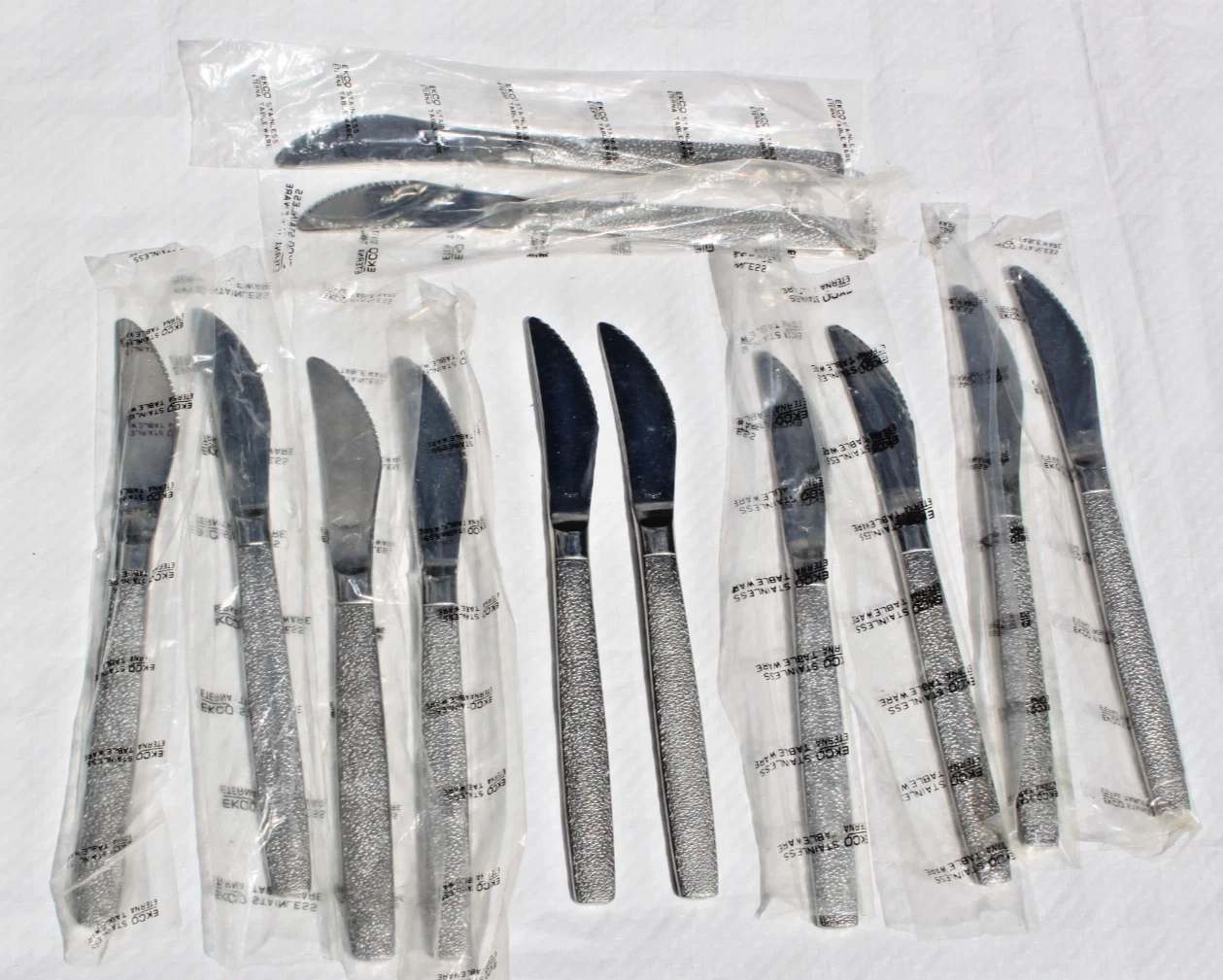 Vintage Echo Stainless Steel Cutlery 12 Serrated Dinner Knives Textured Handles