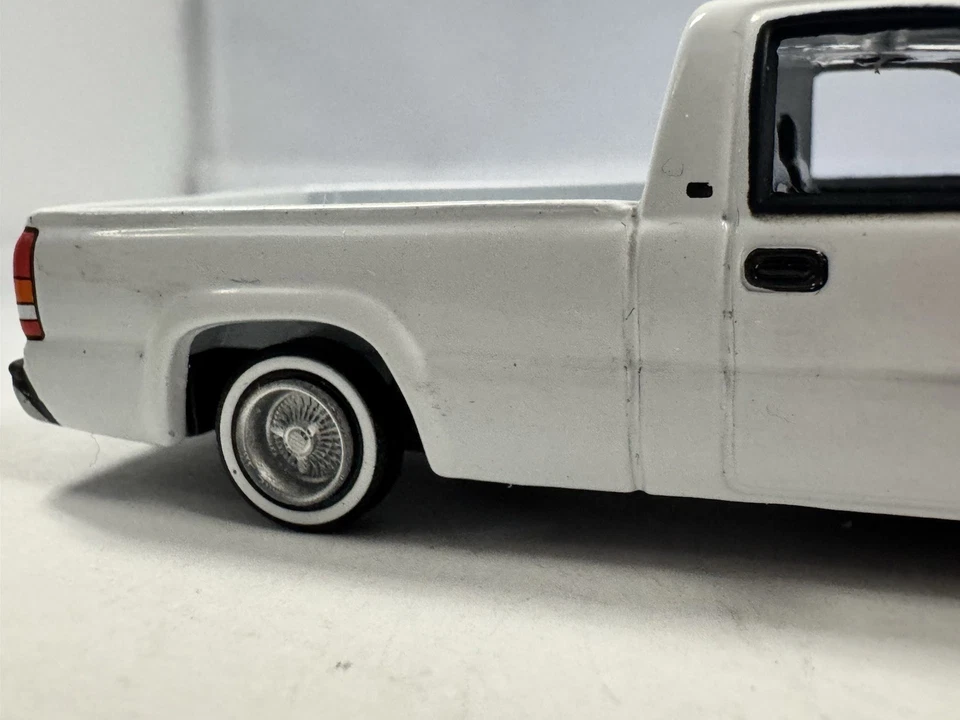 Camioneta Johnny Lightning Chevy Silverado suelta personalizada intercambio de ruedas Lowrider Foto 3 de 4