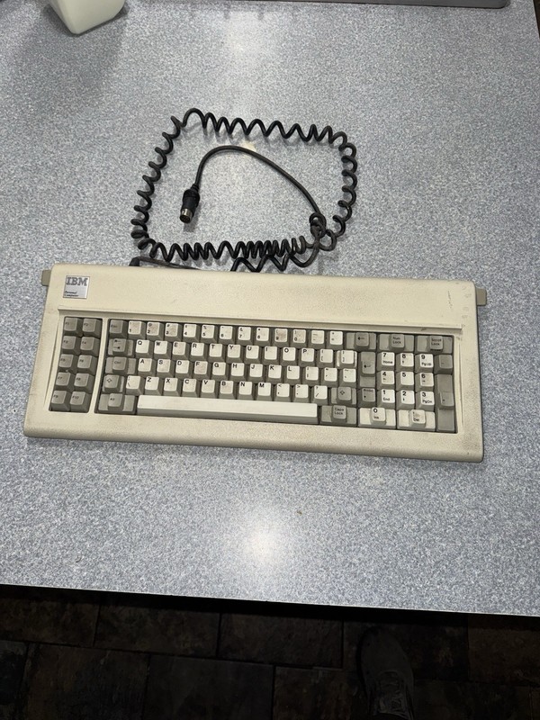 Vintage IBM XT Personal Computer Keyboard p/n: 1801449 Click 5 pin Cord
