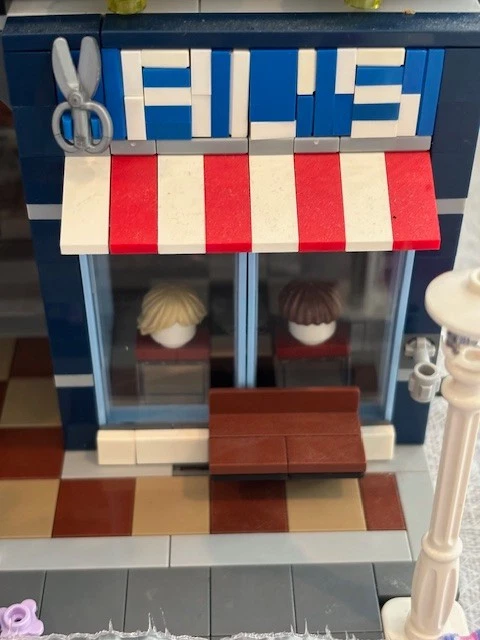 LEGO Creator Expert 10246 Detective's Office – Complete with Manual & Minifig - Image 3 of 4