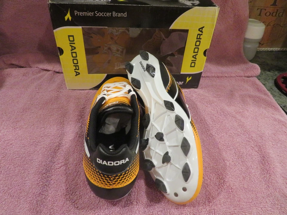 *NOVAS Chuteiras de Futebol Diadora Masculinas Preto e Laranja, 10,5 - Imagem 3 de 3