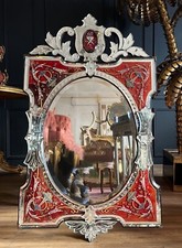 MIROIR VÉNITIEN À PARECLOSES D'ÉPOQUE NAPOLÉON III EN VERRE ROUGE À DÉCOR FLORAL