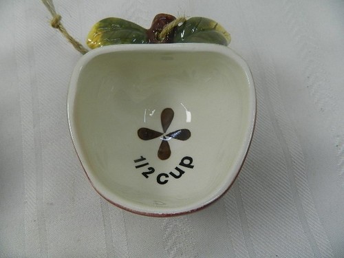 Juego de 4 tazas medidoras Tender Heart Treasures manzana roja para colgar en la pared de cerámica - Imagen 4 de 7