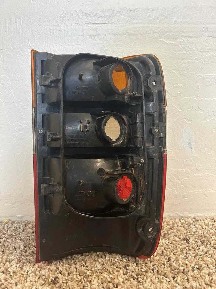 1992-1997 Isuzu Trooper Rear Left Driver Side Tail Light 8943589052 OEM - Image 3 of 4