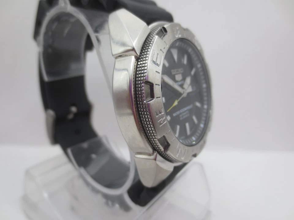 SEIKO SPORTS 7S36-02P0 DAYDATE STAINLESS STEEL AUTOMATIC MENS DIVER WATCH - Image 4 of 4