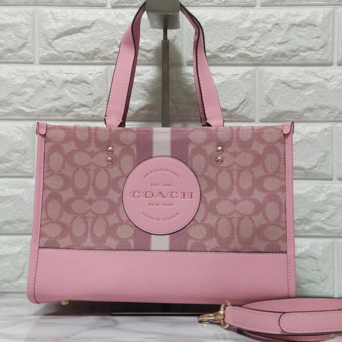 Pink coach hotsell purse outlet