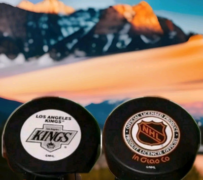 LOS ANGELES KINGS NHL LICENSED PUCK Made In   VEGUM MFG. + INGLASCO VINTAGE