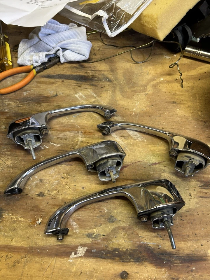 Manijas de puertas exteriores Cutlass/422 1968-1972. También se adapta a Buick LeSabre 1965-68 Foto 2 de 2