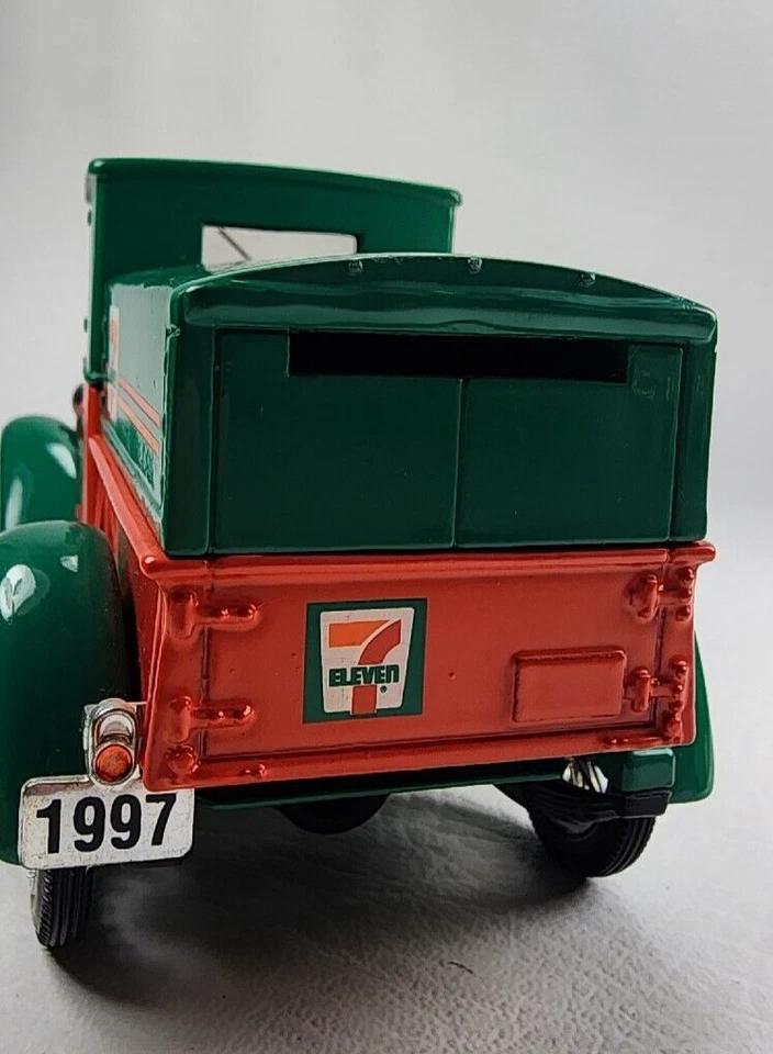 SEVEN ELEVEN Coin Bank Spec Cast #7263 * 1928 CHEVY * 1/25 scale 6 " w/key 1997 - Image 4 of 4