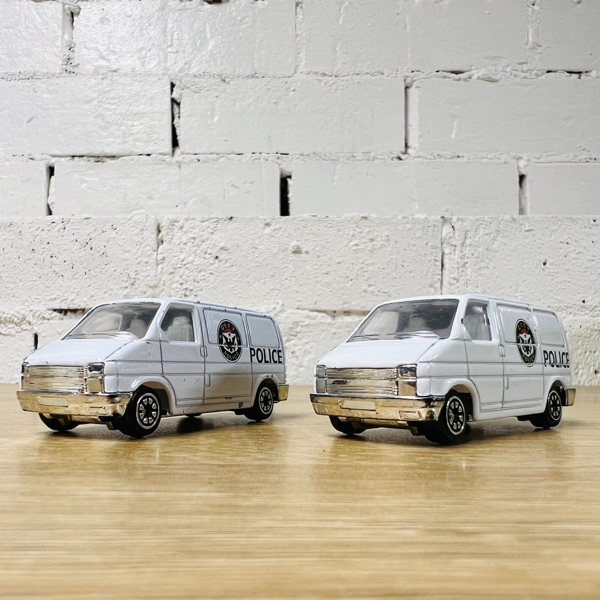 City Police White VW Volkswagen T4 Van Welly x2 Lot 1:64 Diecast