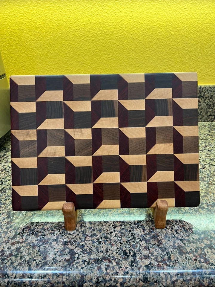 Tabla de cortar hecha a mano a cuadros 3D con soporte de bloque de tabla de cortar de grano de extremo de pies Foto 2 de 4