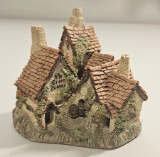 David Winter Cottages Green Dragon Pub Hand Painted Figurine Made England