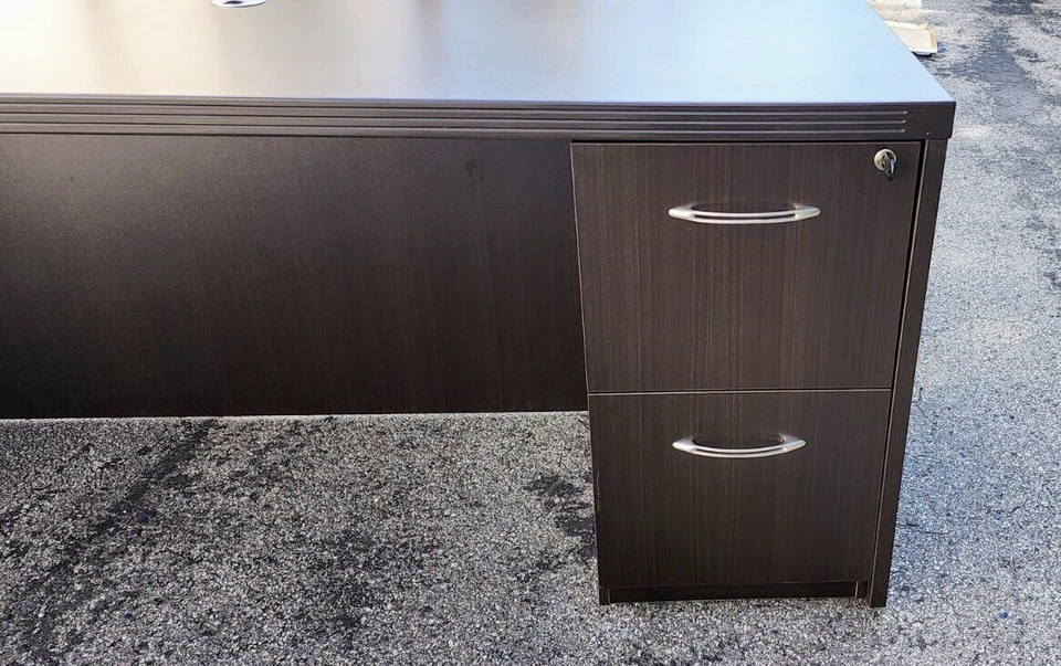 Escritorio de madera Mayline serie Mira de 72 pulgadas color espresso, llaves bloqueables incluidas Foto 2 de 4