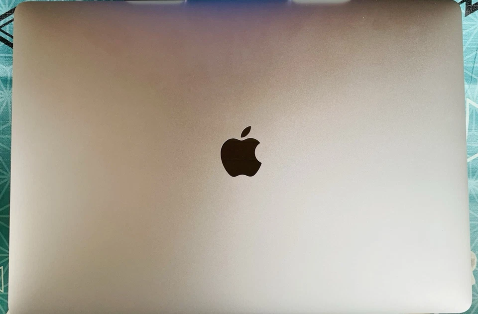 MacBook Pro 15“ Quad Core Intel i7 16GB RAM 256GB SSD 2GB Graphics Space Gray - Bild 2 von 4