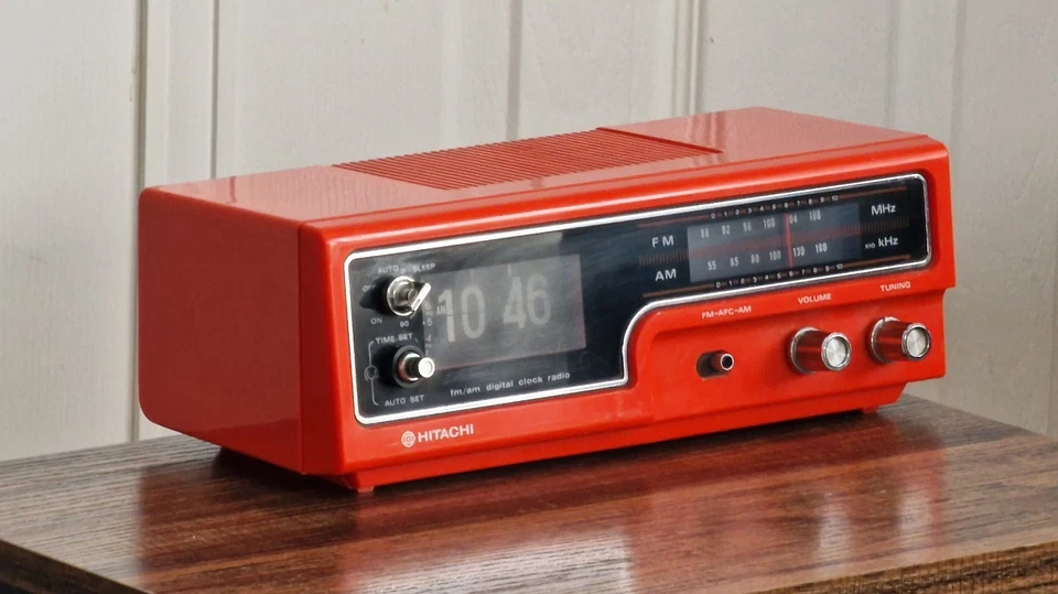 Hitachi Flip Clock Radio / Space Age / Red / Rare / Vintage / Iconic / 1970's - Image 2 of 4