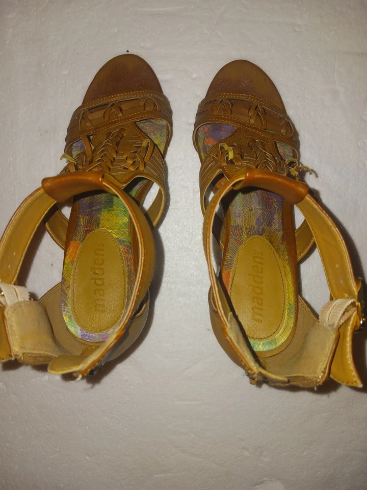 Sapatos sociais femininos Madden NYC salto empilhado 7,5 conhaque estilo RAAINA - Imagem 4 de 4