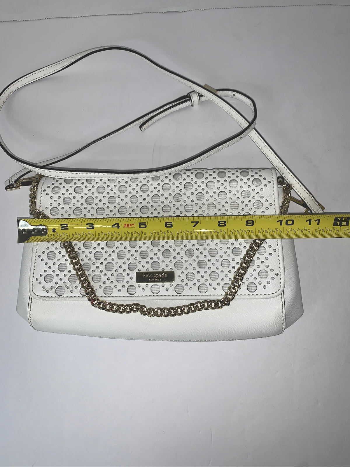 Autentica borsa a tracolla Kate Spade da donna in pelle bianca taglio laser con certificato di autenticità