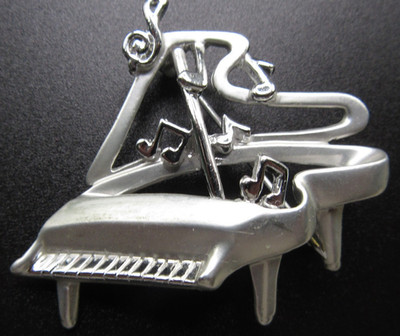 DANECRAFT retro Silver tone Grand Piano music notes treble clef. brooch pin