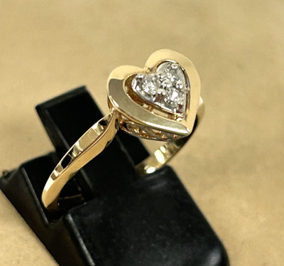 ADORABLE 14K YELLOW GOLD 3 STONE DIAMOND ACCENT HEART RING SIZE 6.5
