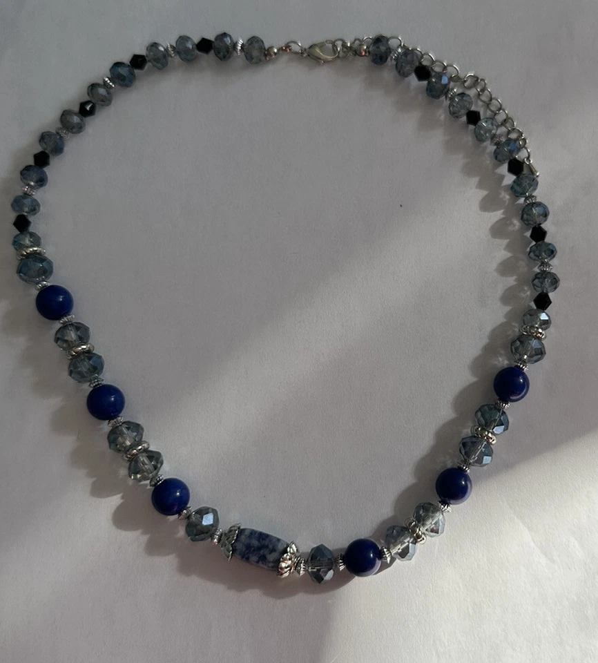 Collar plateado sobre latón con cuentas azules de sodalita y cristal multifacético Foto 4 de 4
