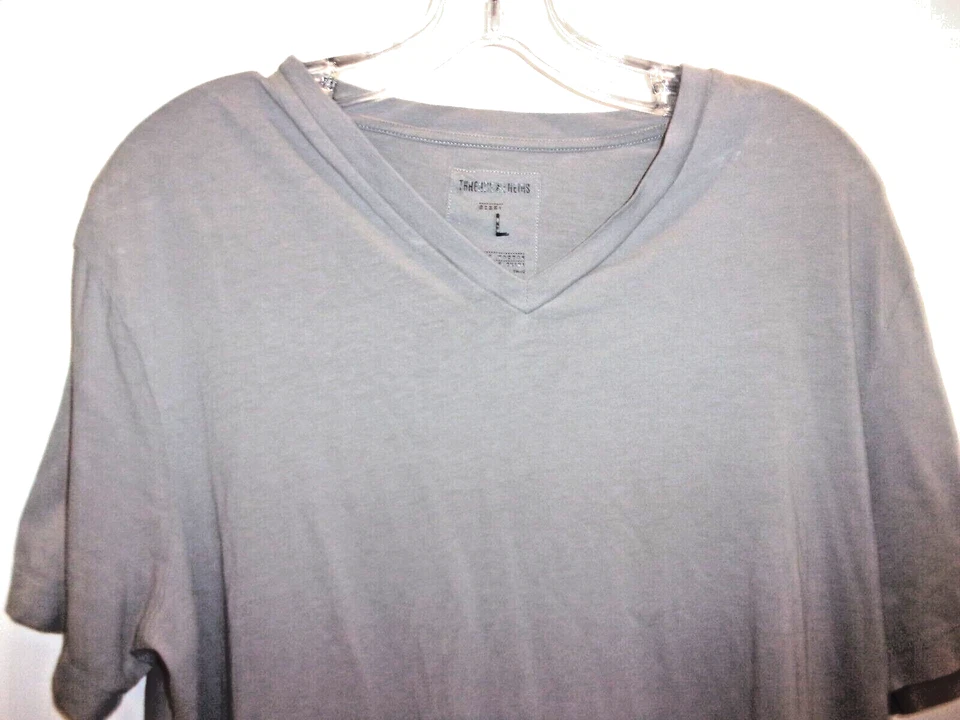 Camiseta THREADS & HEIRS Gris Manga Corta Cuello en V Talla Grande Foto 2 de 4