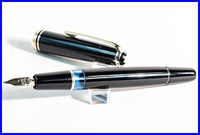 Black and Glossy MONTBLANC 252 Piston Filler with M 585 GOLD Nib