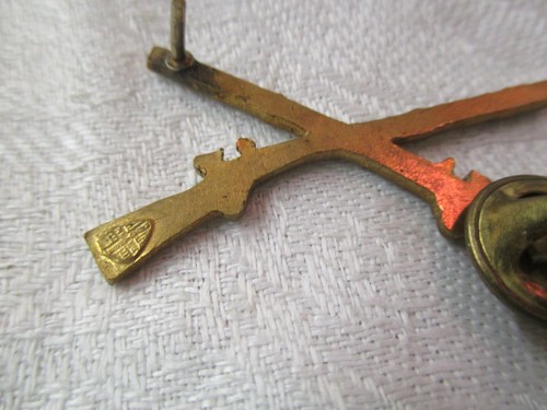 Vintage Military gold tone Insignia Pinback Crossed Rifles - Picture 2 of 5
