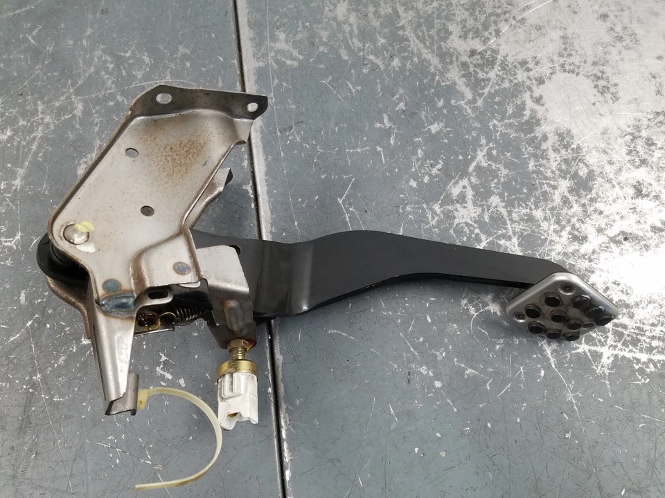 2000 Honda S2000 AP1 Brake Pedal Assembly #5642 F6 - Image 2 of 4