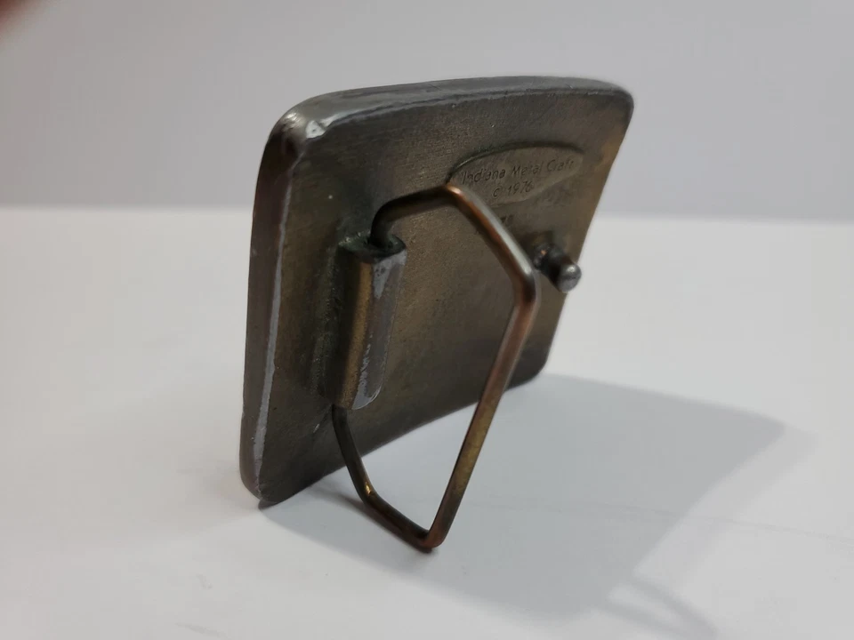 Fivela de cinto de latão vintage revólver Colt, artesanato em metal Indiana, 1976 - Imagem 4 de 4