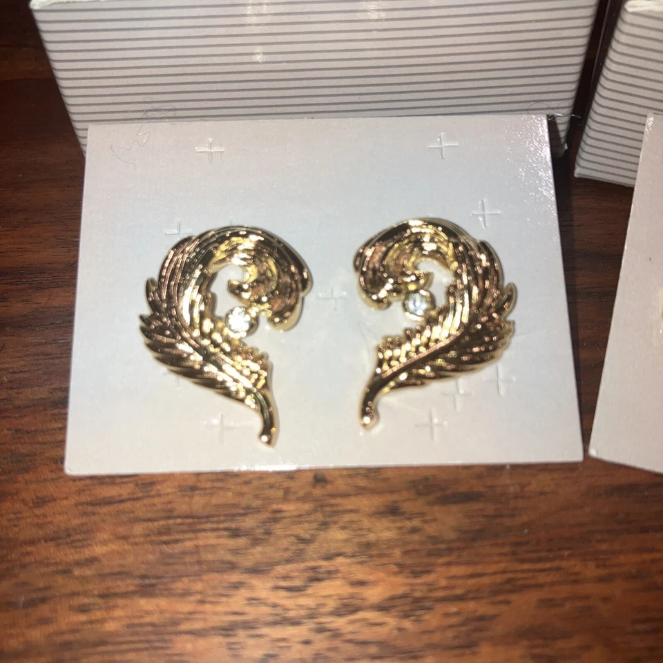 批量 2 件 复古雅芳珍贵羽毛穿孔耳环 1990 全新带盒 羽毛 — 第 2/4 张图片