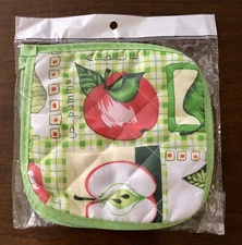 Set of 2 NIP Decorative Apple Potholders Kitchen Red & Green