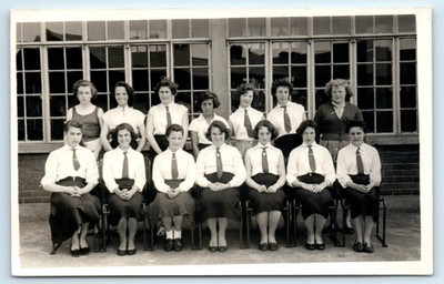 POSTKARTE - GRUPPE VON MÄDCHEN LEHRERN POSIERT VOR DEM GEBÄUDE - SCHULE ? - RPPC 2