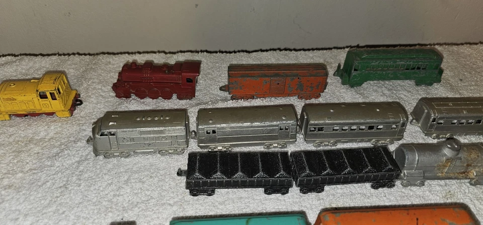 Lot of 15 Vintage Midgetoy Train Cars Lot Metal Blue Diesel Locomotive and Cars - Image 3 of 4