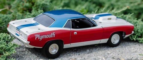 ( ID IB 108 ) 1970 Plymouth HEMI Cuda White with Red and Blue S - Picture 4 of 16