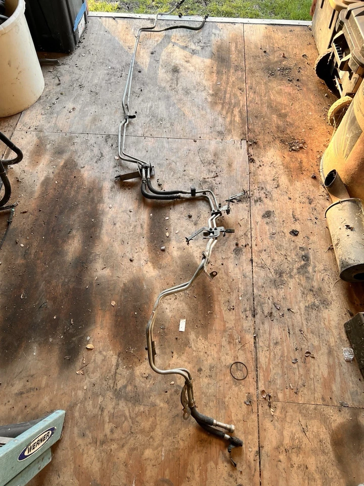 01-04 GMC Sierra y Chevy Silverado 2500 HD doble cabina 6,6 L lb7 Duramax línea de combustible Foto 2 de 4