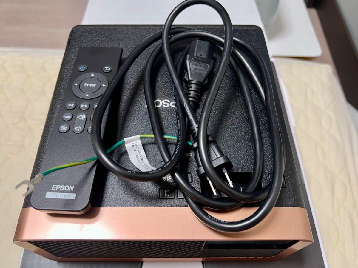 EPSON EF-100B Home Projector dreamio 2000lm Laser Black Tested