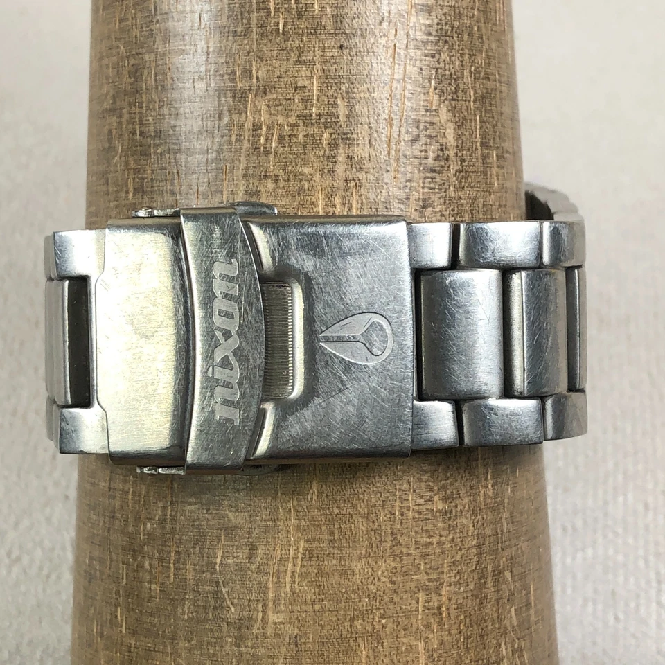 Reloj cronógrafo vintage Nixon The Productor para hombre tono plata cuarzo 29 mm 7 1/4" Foto 4 de 4