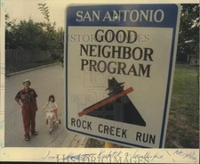 1991 Press Photo June Kachtik, Granddaughter with San Antonio Good Neighbor sign