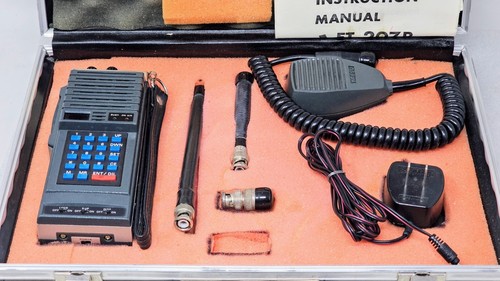 Vintage Yaesu FT-207R 2m FM Amateurfunk Transceiver mit Netzteil, Mikrofon, Koffer, Handbuch - Bild 4 von 15