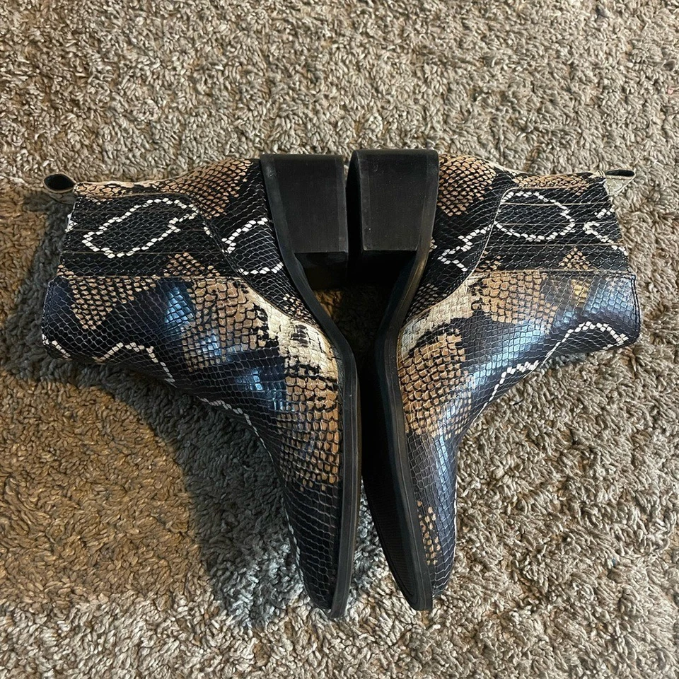 Botines blancos y negros con diseño texturizado Foto 3 de 4