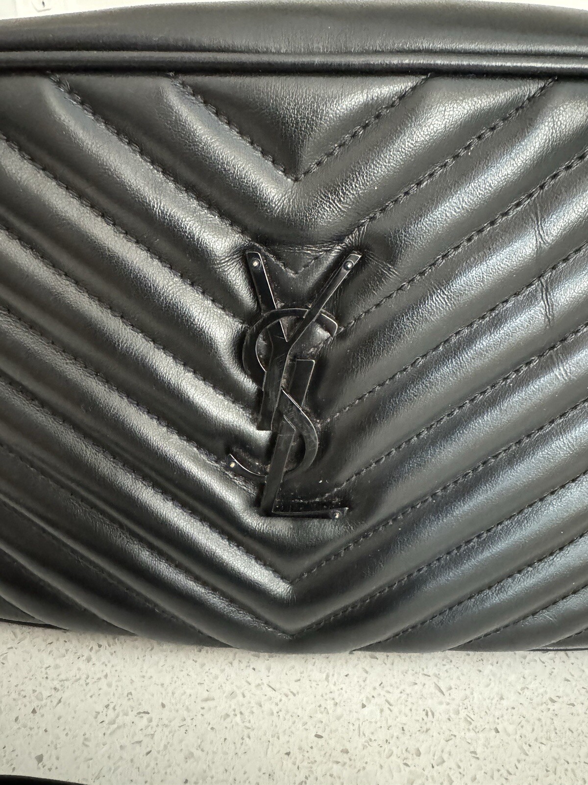 Borsa per fotocamera YSL Saint Laurent Lou trapuntata in pelle di vitello nera