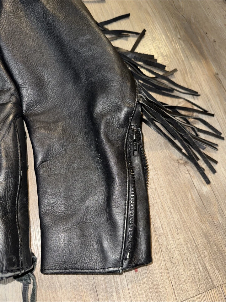 Chaqueta de moto vintage de cuero negra con flecos roja rosa recortes para mujer talla 10” Foto 4 de 4