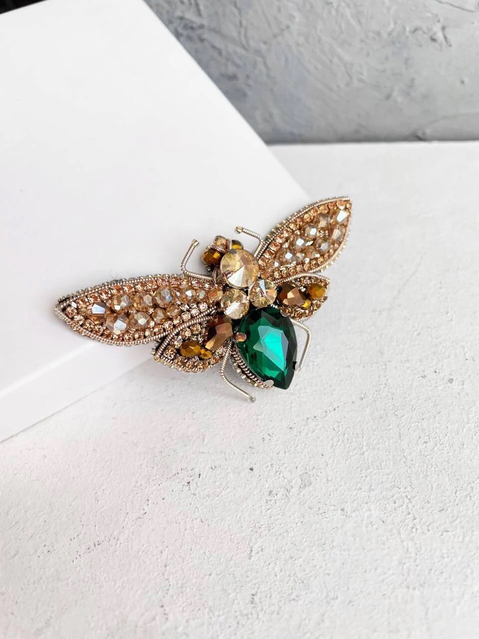 Broche Coléoptère Incrustée de Rubis, Cadeau d'Anniversaire Idéal pour Femme Élégante