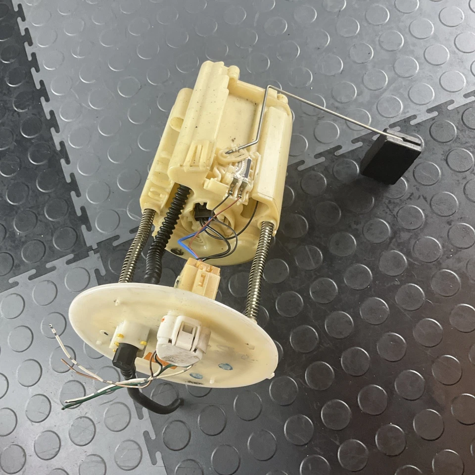 Conjunto de bomba de combustible Lexus RX330 2004-2007 OEM 23221-62060 Foto 3 de 4