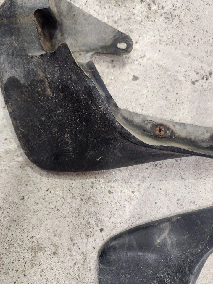 1990-1993 ACURA INTEGRA COUPE DA9 FRONT MUDFLAPS SPLASH GUARDS USED OEM Foto 4 de 4