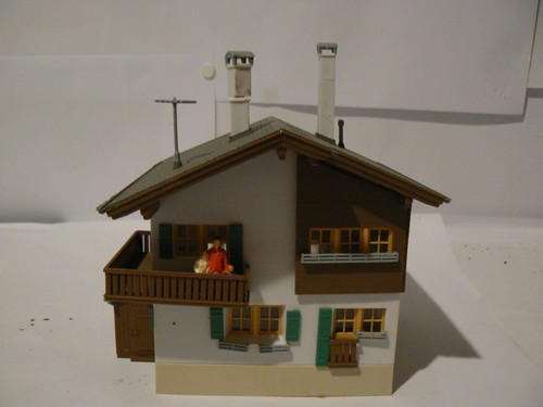 Maquette HO Maison avec balcons, et sa famille, KIBRI réf: 3180 | Condition: Occasion
