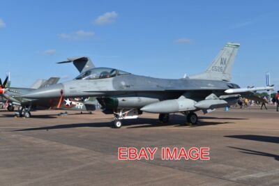 FOTO GENERAL DYNAMICS F-16CM-40-CF FIGHTING FALCON 88-526 / AV (88-0526) C/N